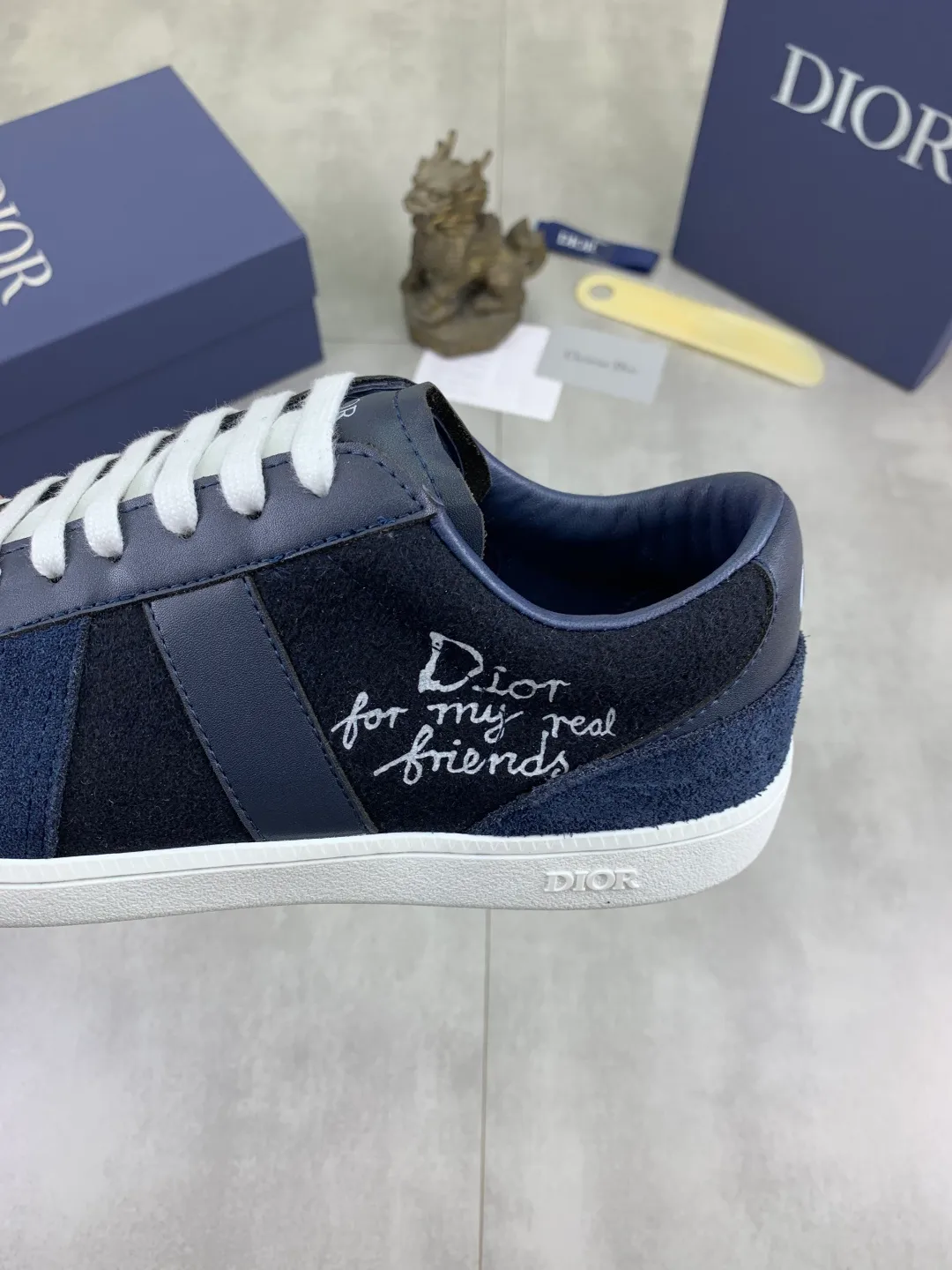 Men's shoes 💰P380 New Dior B01 moral training shoes, white first-layer cowhide, original molded outsole. New to the fall collection, this sneaker marks the return of a Dior classic, reinterpreted in a stylish and elegant silhouette. Crafted from white smooth first-grain cowhide with a tonal silk sheepskin lining, it features the Dior logo on the tongue and inner sides, and a CD icon on the heel. Paired with Tpu anti-slip soles of the same color, it can be matched with various styles to create a sophisticated look.  Code number: 38-44